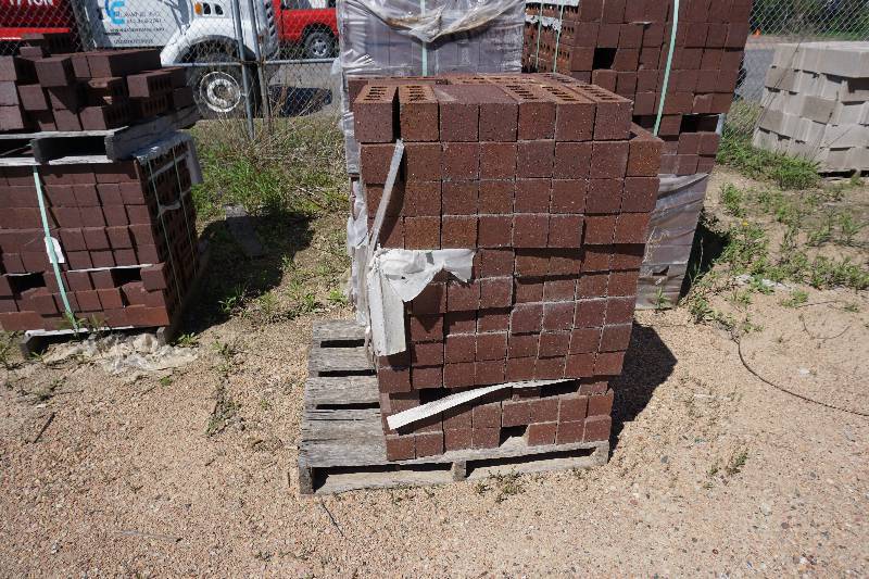 lot 46 image: 1 Partial Pallet of Interstate Brick Outdoor Block In Bronze Stone Norman Matte