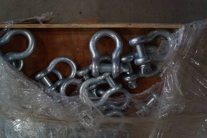 lot 5 image: Screw Pin Anchor Shackles