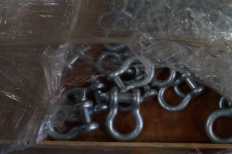 lot 4 image: Screw Pin Anchor Shackles