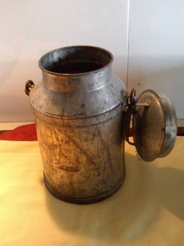 8 QUART VINTAGE METAL CREME CAN AND COVER