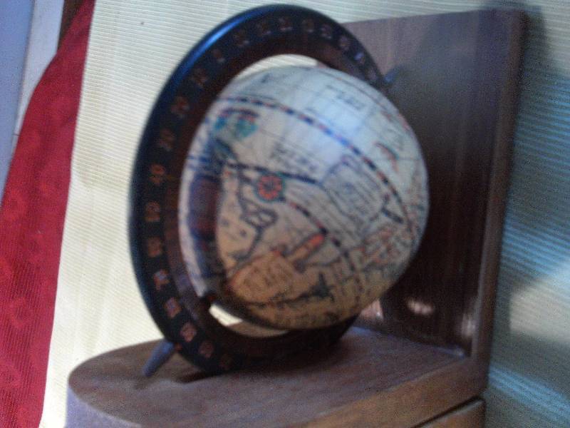 COLLECTIBLE GLOBE BOOK ENDS