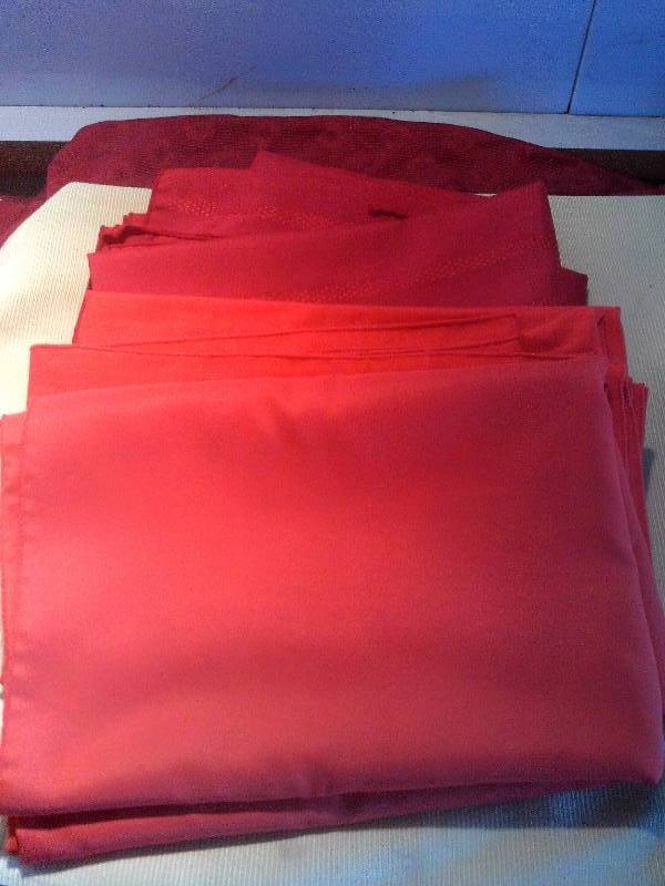 3 SQUARE RED TABLE CLOTHS