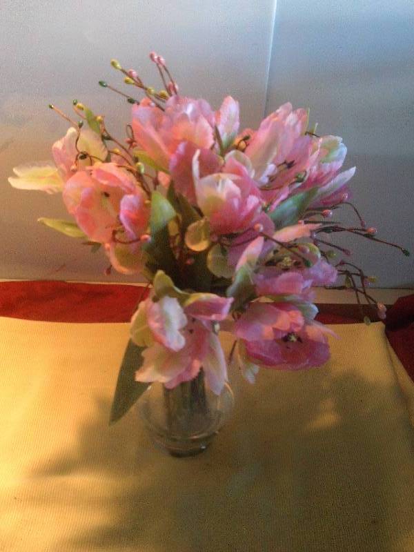 VASED SILKEN CENTER PIECE