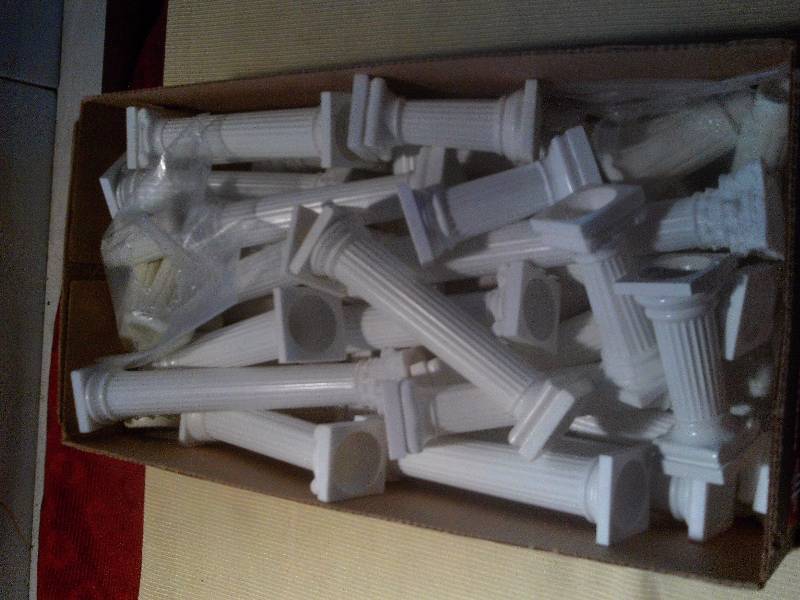 BOX OF CAKE PILLERS