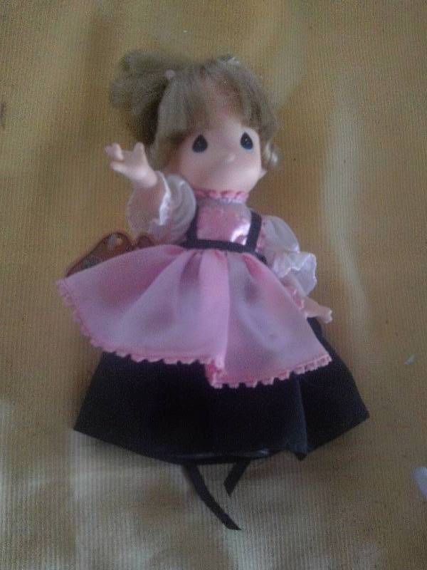 COLLECTIBLE GRETTLE PRECIOUS MOMENTS DOLL