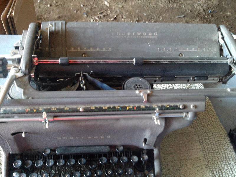 VINTAGE UNDERWOOD TYPE WRITER