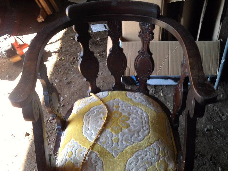 ANTIQUE CHAIR