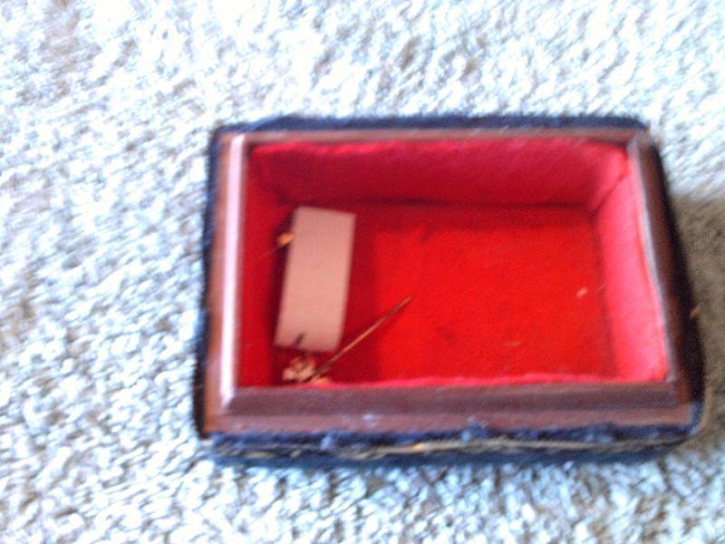 vintage sewing or jewlery box