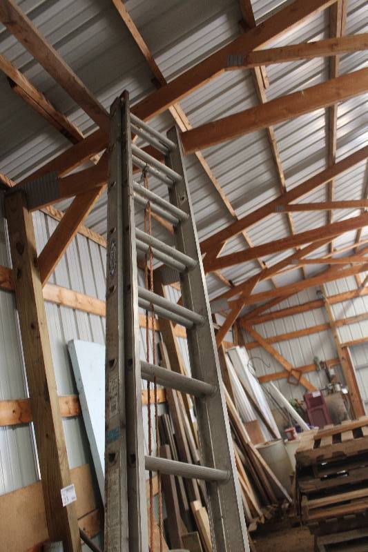 lot 17 image: Werner 24 Type III Household Aluminum Extension Ladder