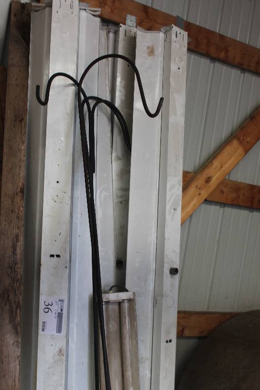 lot 39 image: Lot of Garden Stands, Feeders