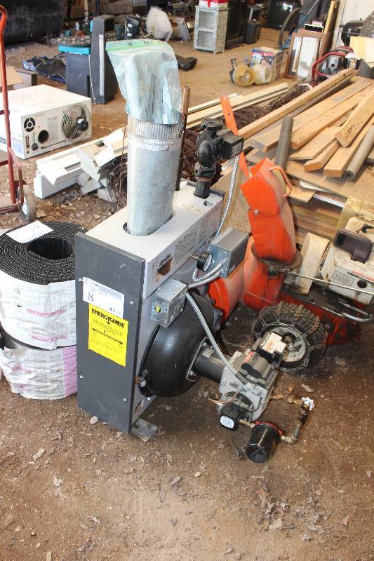 lot 8 image: SlantFin Oil Fired Cast Iron Hot Water Heating Boiler