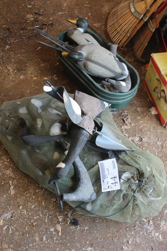 lot 44 image: Lot of (2) Decoys