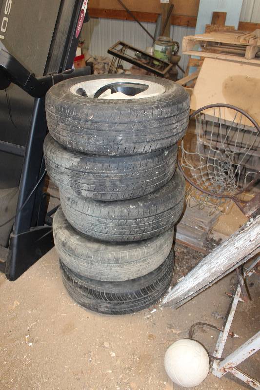 lot 52 image: Lot of (5) Fusion P21565R16 Tires w 5-Lug Wheels