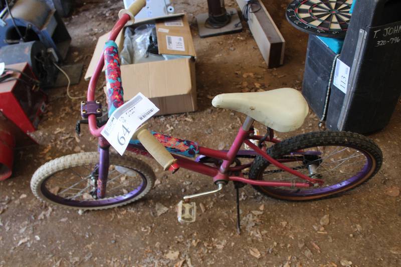 lot 64 image: Girls Red Kent Misty Lilac Bike, 16 Rim