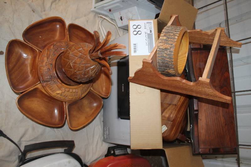 lot 88 image: Lot of Wood Decorations