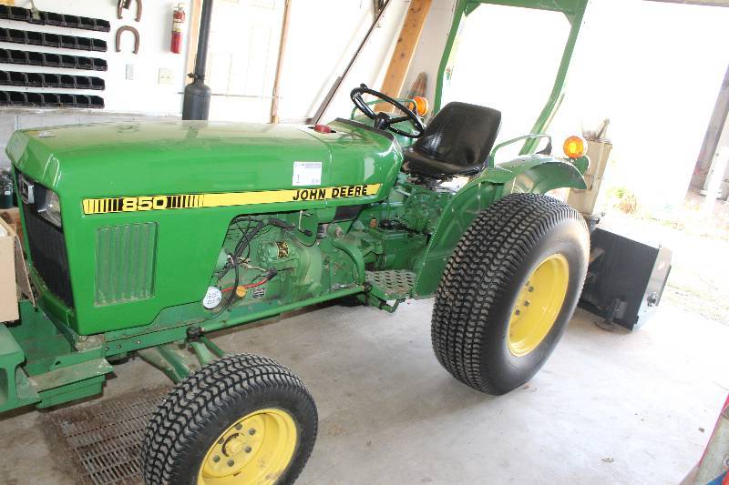lot 1 image: John Deere Tractor