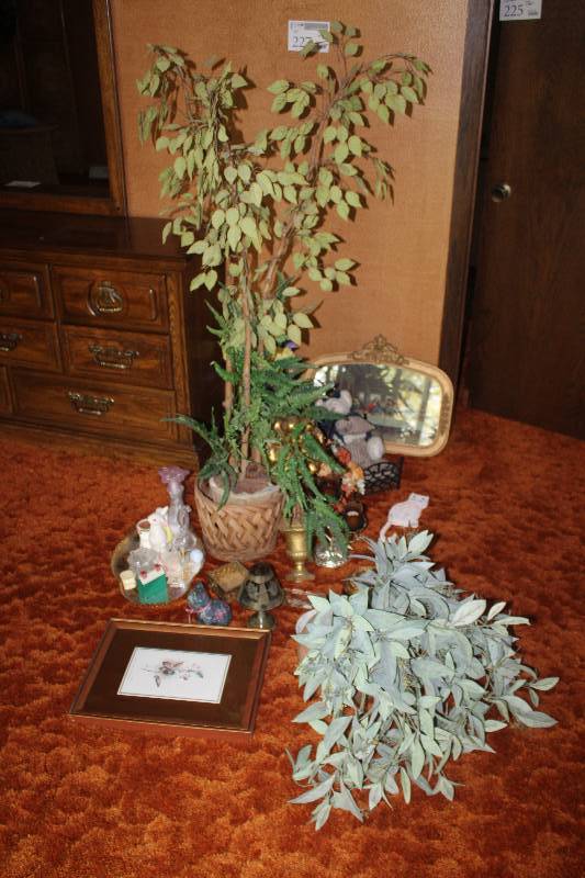 lot 227 image: Lot of House Decorations