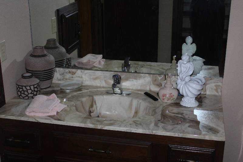 lot 225 image: Contents of Bathroom, Closet