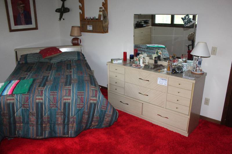 lot 222 image: Full size Bedroom Set with (2) Dressers