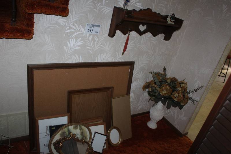 lot 233 image: Lot of Wall Decorations
