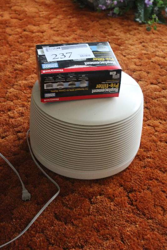 lot 237 image: Honeywell Enviracaire Air Purifier w Replacement Pre-Filters