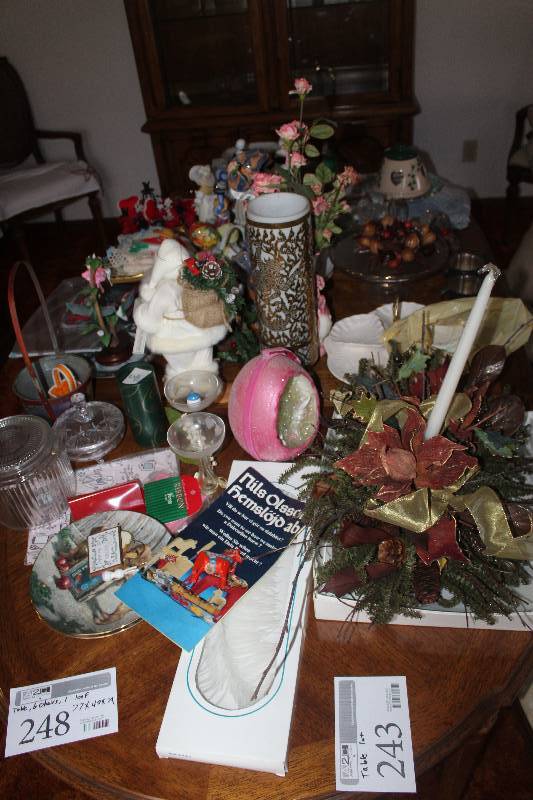 lot 243 image: Table Lot of Home Decorations