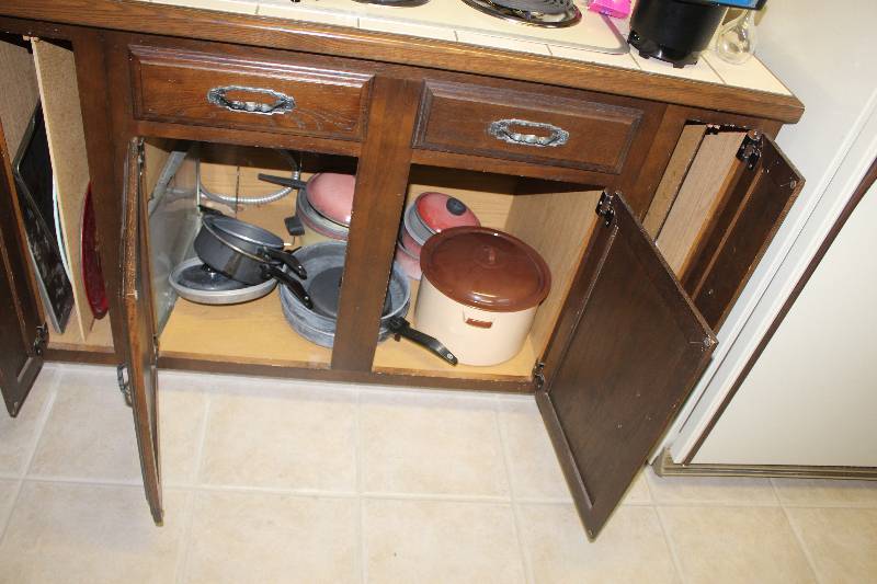 lot 253 image: 4 Cabinet Contents Including Pans Crockpots