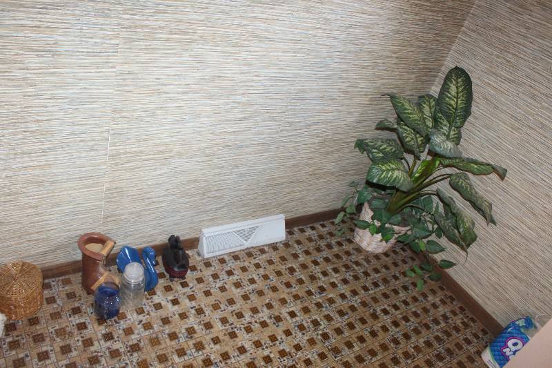 lot 277 image: Contents of Bathroom Including Decorations