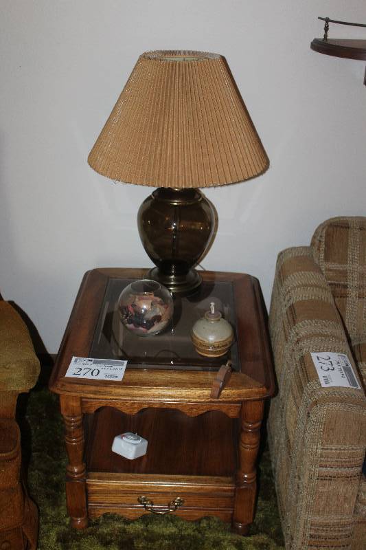 lot 270 image: End Table w Lamp