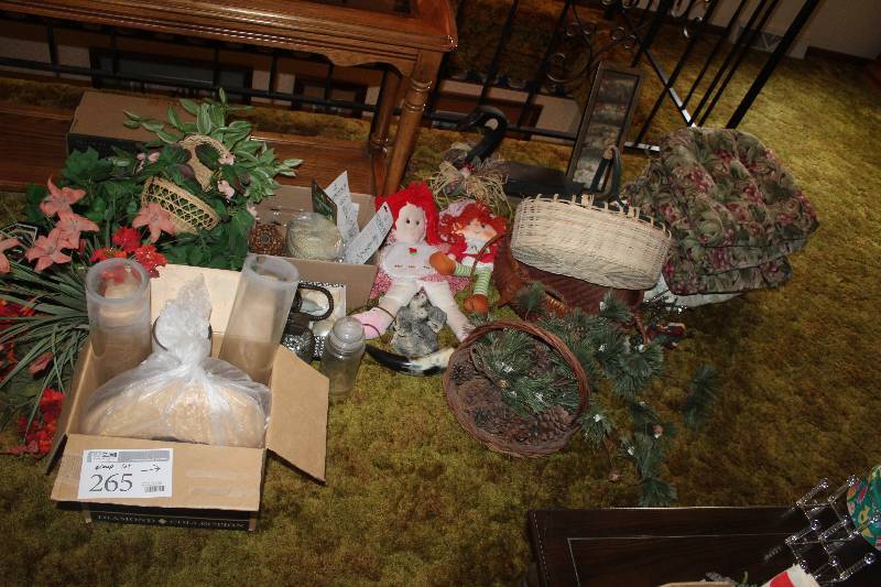 lot 265 image: Group Lot of House Decorations