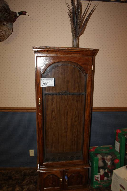 lot 288 image: Maple Gun Cabinet
