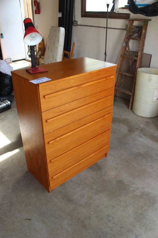 lot 323 image: 5-Drawer Dresser