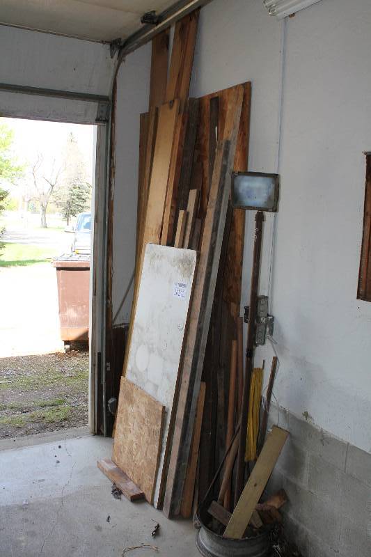 lot 202 image: Corner Lot of Miscellaneous Wood Lumber Scraps