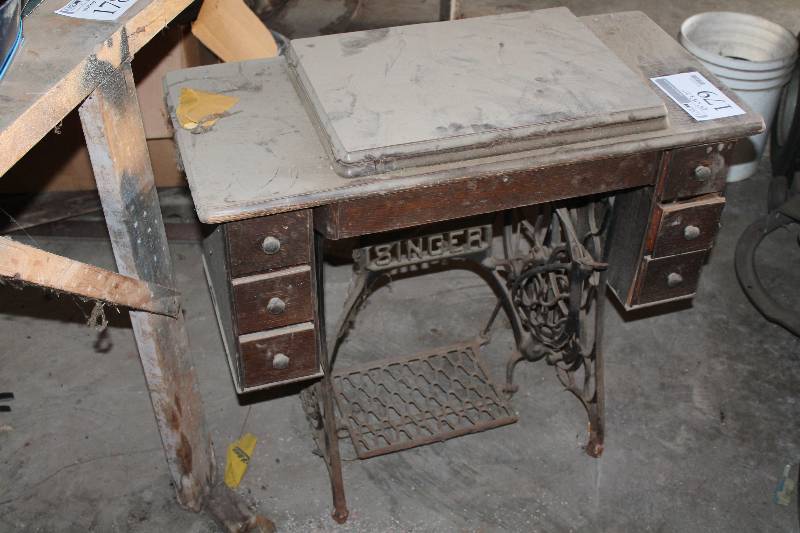 lot 179 image: Vintage Singer Sewing Machine Table