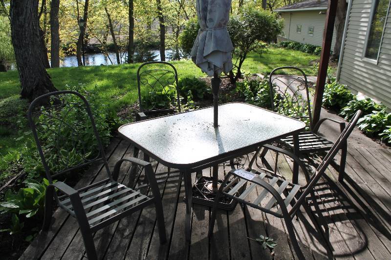 lot 325 image: Umbrella Patio Table w 4-Chairs