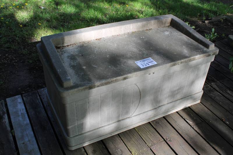 lot 324 image: Suncast Patio Box