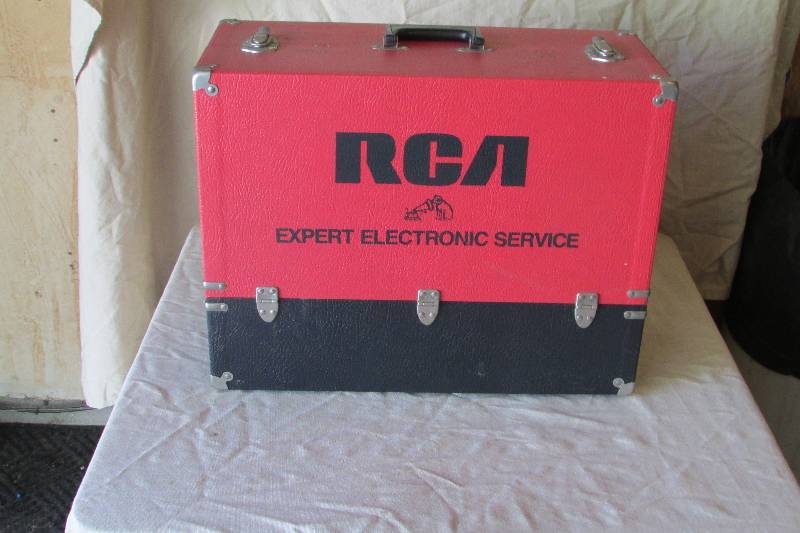 lot 2 image: Vintage RCA Salesman Box