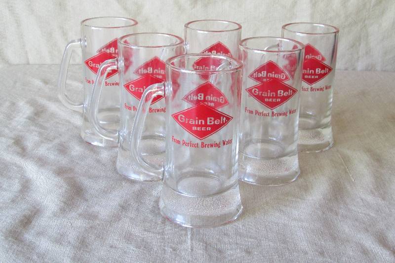 lot 17 image: Vintage Grain Belt Mugs