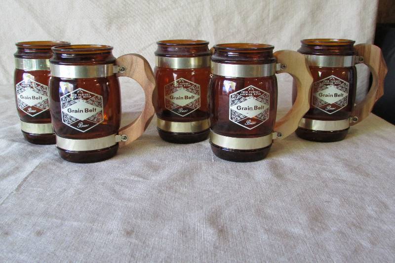 lot 18 image: Vintage Grain Belt Mugs