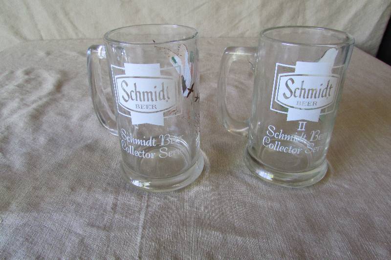 lot 22 image: Schmidt Beer Wildlife Mugs