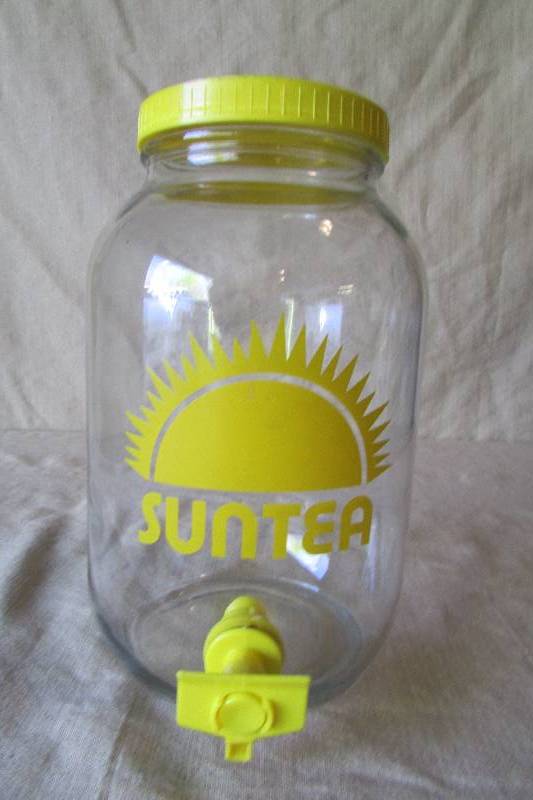 lot 29 image: Vintage Anchor Hocking Gallon Suntea Dispenser