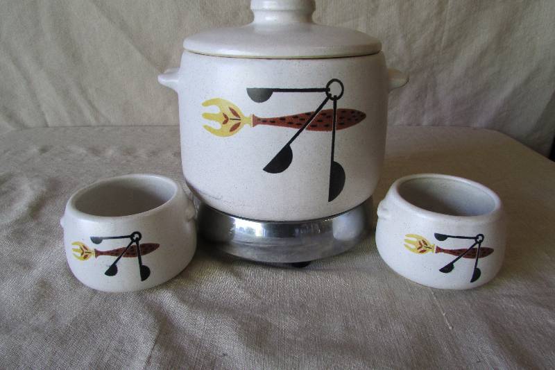 lot 30 image: Vintage West Bend Bean Pot Warmer