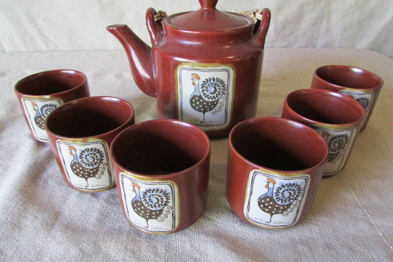 lot 31 image: Rooster Teapot Set
