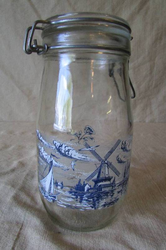 lot 32 image: Hermetic Glass Canister