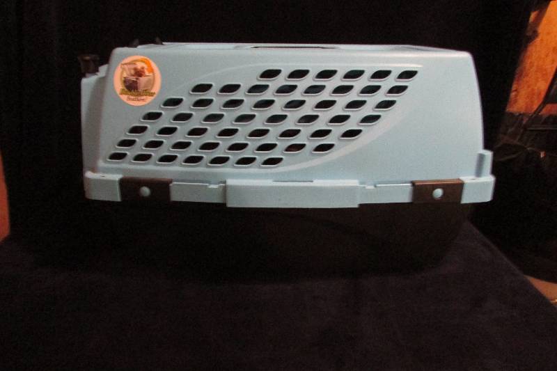lot 40 image: Portable Animal Carrier