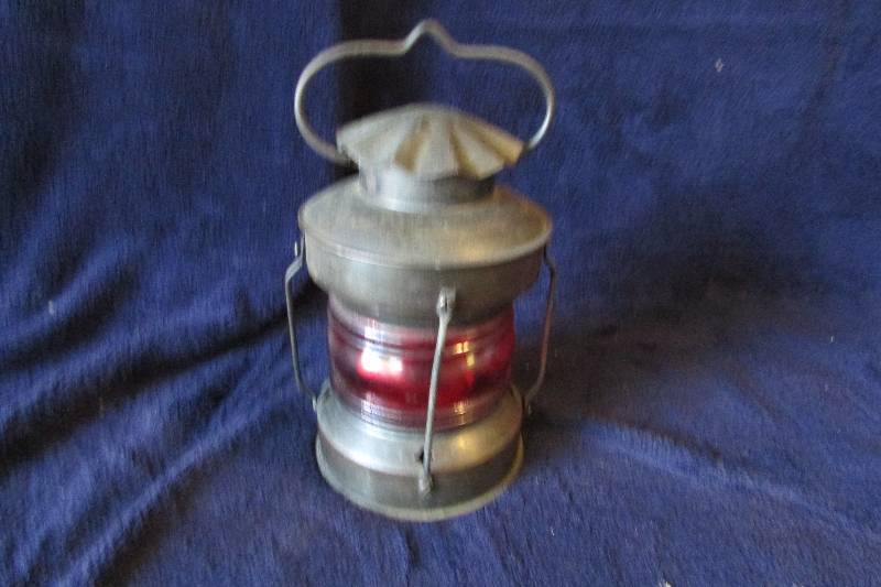 lot 104 image: Vintage Oil Lantern