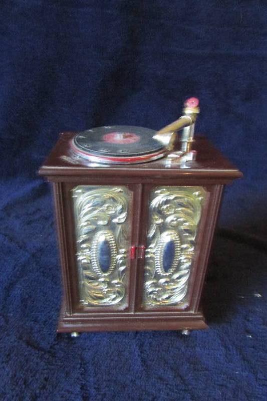 lot 105 image: Vintage Desktop Radio