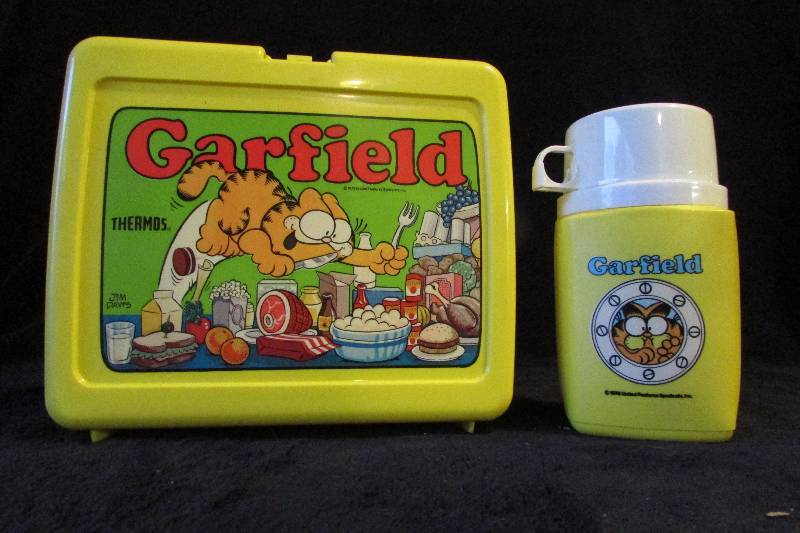 lot 110 image: Vintage Garfield Lunchbox w thermos