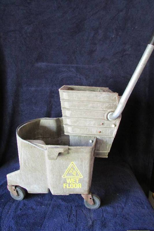 lot 117 image: Mop Bucket w ringer