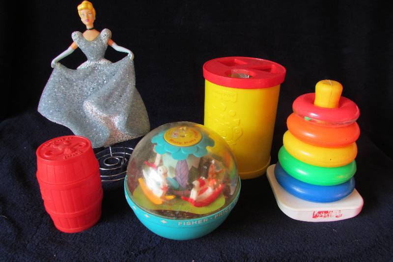 lot 126 image: Vintage Toy Lot